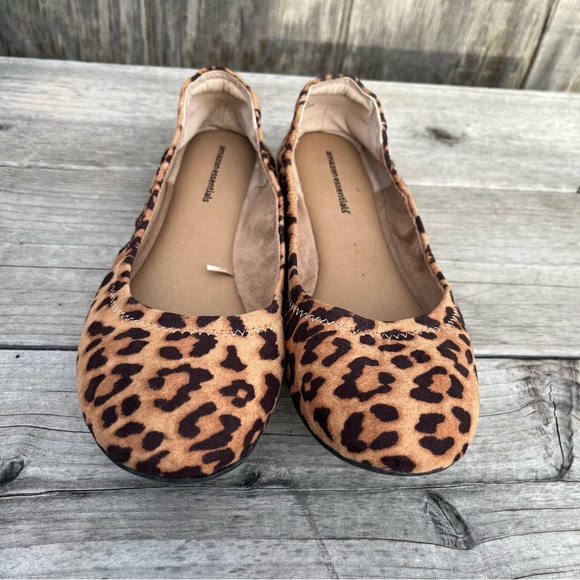 Amazon Essentials , Ruched Leopard Print Suede flat. - Picture 3 of 7